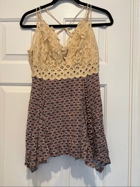 Gimmicks by BKE Lace Bodice Printed Flowy Tank Dress - Cream & Blue size medium